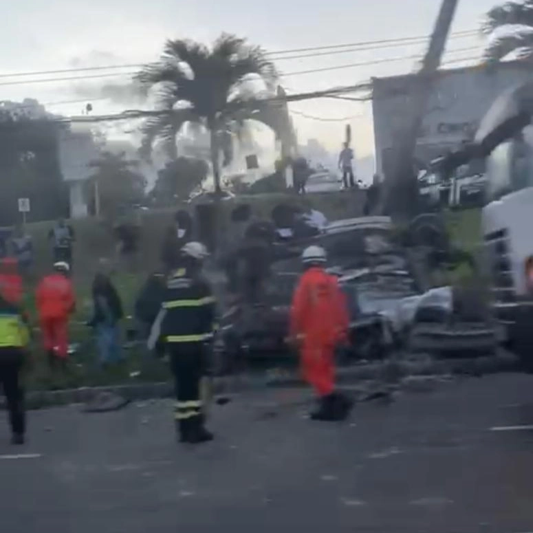 Acidente na Av. Paralela deixa dois mortos