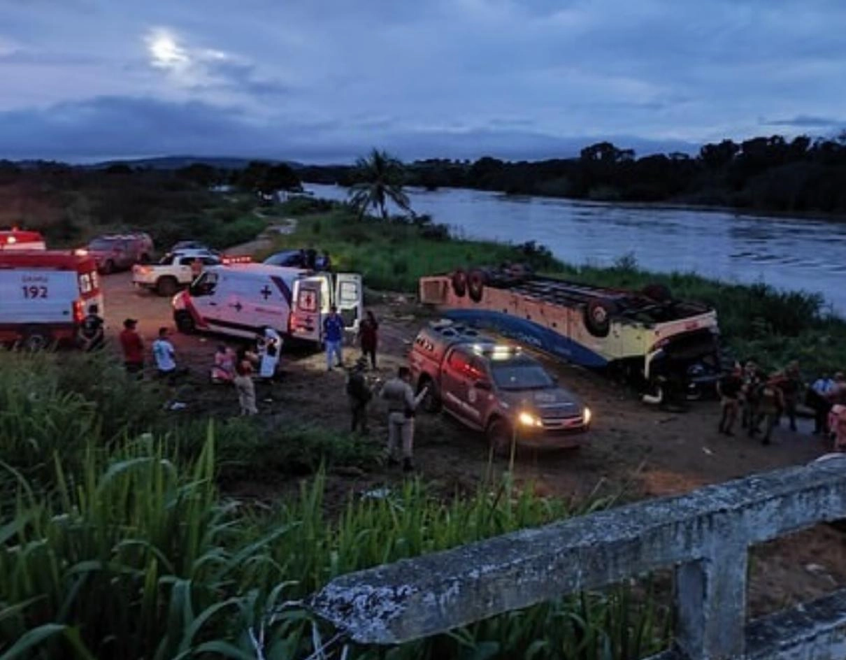 Ônibus tomba e cinco pessoas morrem no Sudoeste baiano