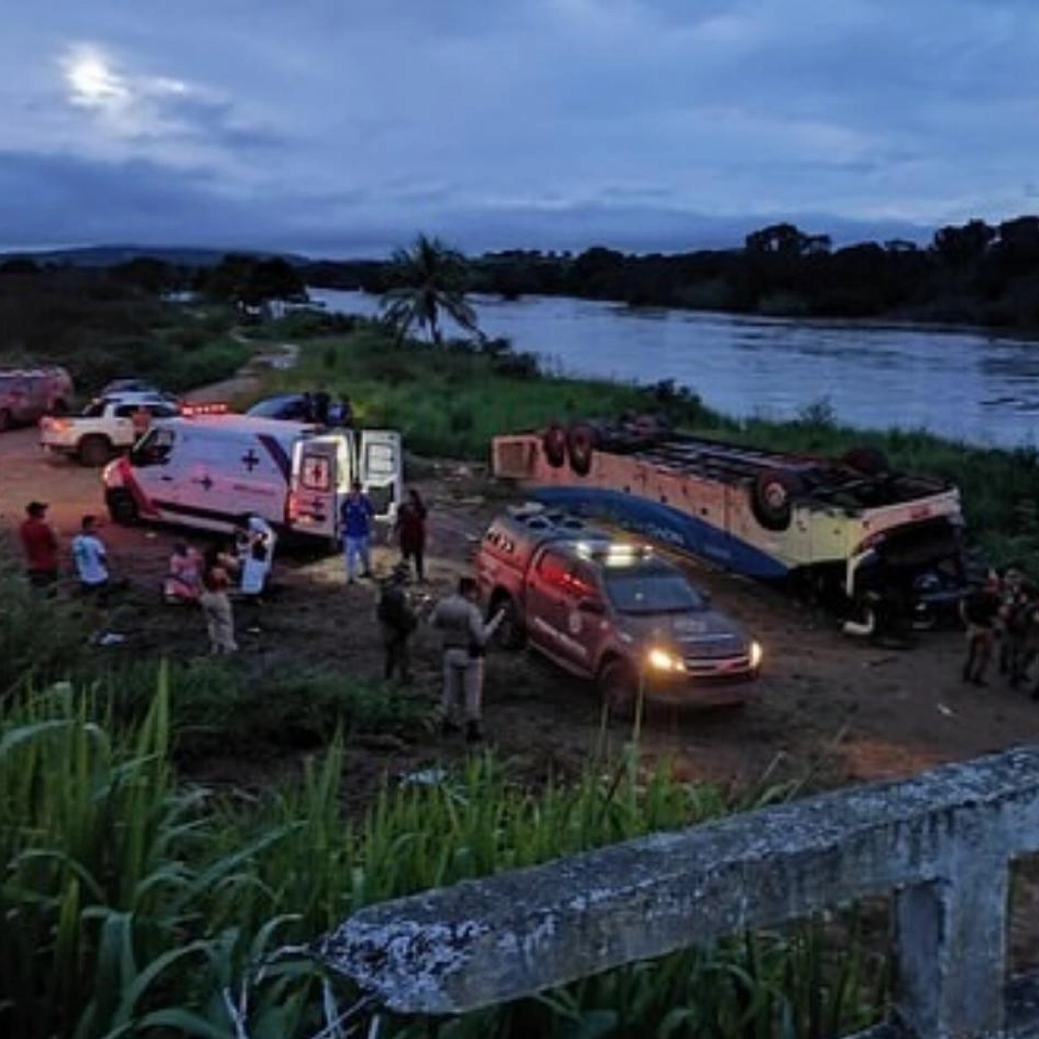 Ônibus tomba e cinco pessoas morrem no Sudoeste baiano