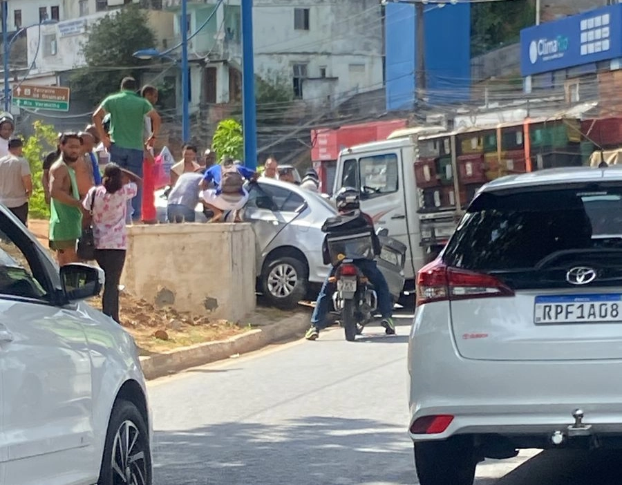 Carreta bate em carro e deixa dois feridos na Av. Vasco da Gama