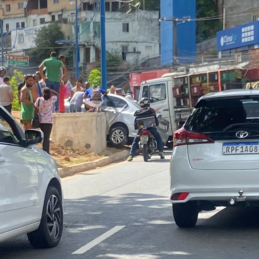 Carreta bate em carro e deixa dois feridos na Av. Vasco da Gama