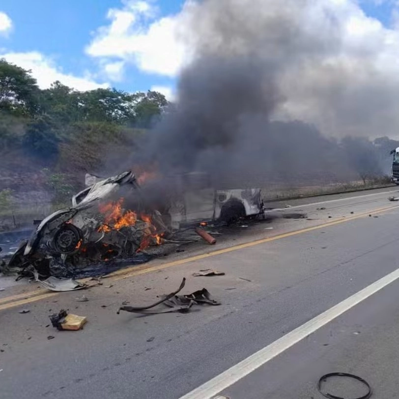 Acidente entre dois carros deixa dez mortos na BR-101, em Mucuri