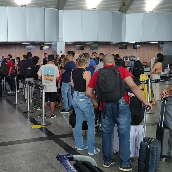 Voo é cancelado em aeroporto de Salvador e gera caos