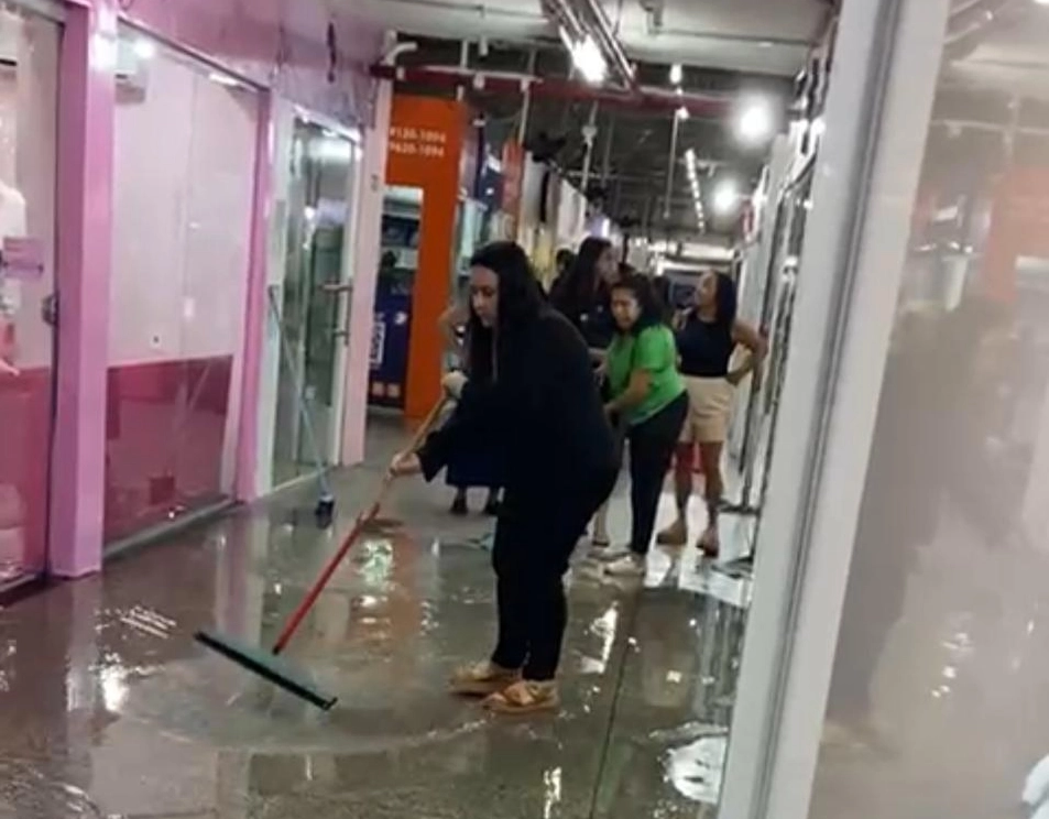 Chuva forte alaga shopping de Salvador e lojistas precisam tirar água dos estabelecimentos; veja