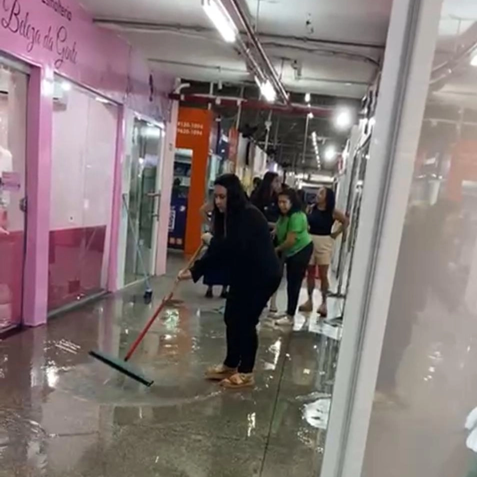 Chuva forte alaga shopping de Salvador e lojistas precisam tirar água dos estabelecimentos; veja