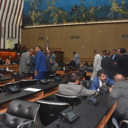 Em sessão tumultuada, deputados aprovam urgência no empréstimo de R$ 720 mi pedido por Jerônimo