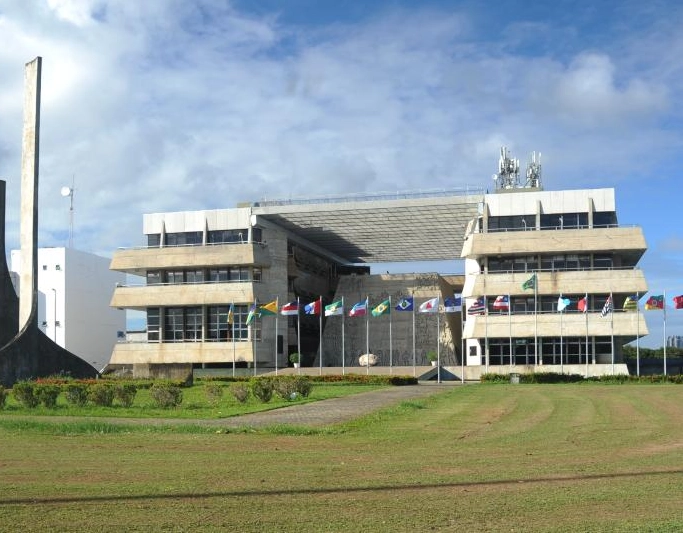 ALBA aprova mudança na idade limite para ingressar nos Tribunais de Contas