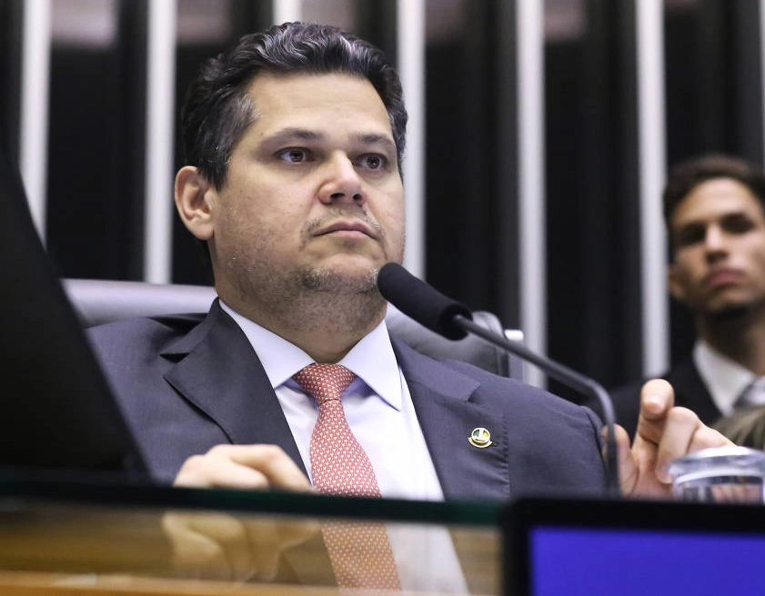 Davi Alcolumbre reage a decisão de Gilmar Mendes e acusa ministro  de avançar sobre o Legislativo