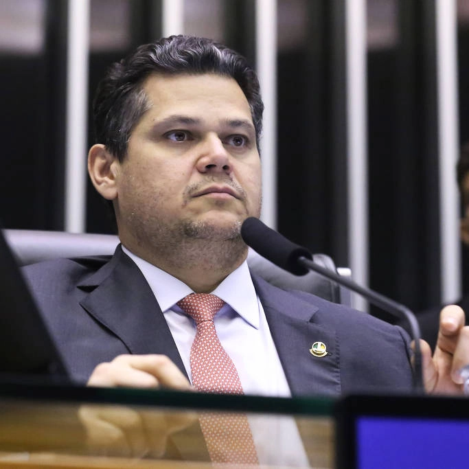 Davi Alcolumbre reage a decisão de Gilmar Mendes e acusa ministro  de avançar sobre o Legislativo