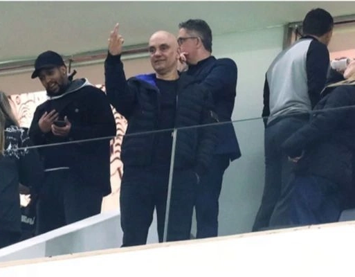 Fotógrafo flagra Moraes mostrando dedo em estádio e é demitido do trabalho