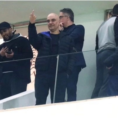 Fotógrafo flagra Moraes mostrando dedo em estádio e é demitido do trabalho