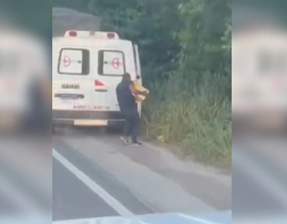 Vídeo: motorista de ambulância usa veículo para transportar carga saqueada, na Bahia