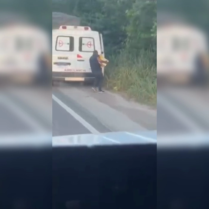 Vídeo: motorista de ambulância usa veículo para transportar carga saqueada, na Bahia