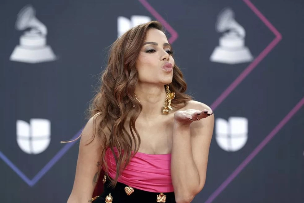 Mesmo de férias Anitta anuncia novo trabalho: A Favela Love Story