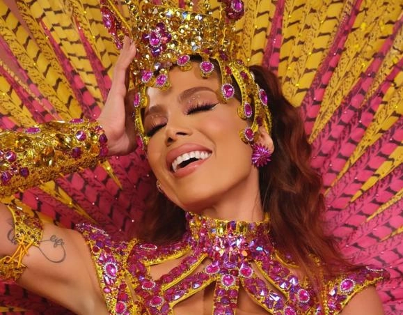 'Ninguém precisa ter bilhões', diz Anitta