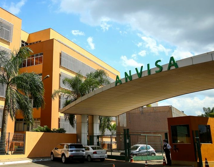 Medicamentos vencidos, matéria prima sem qualidade e mais: MP pede interdição de farmacêutica fundada por Elsimar Coutinho