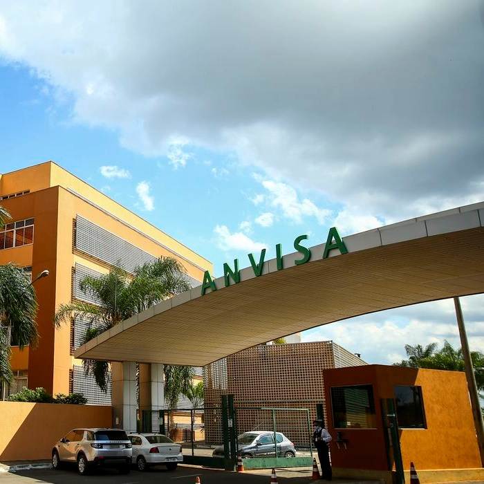 Medicamentos vencidos, matéria prima sem qualidade e mais: MP pede interdição de farmacêutica fundada por Elsimar Coutinho