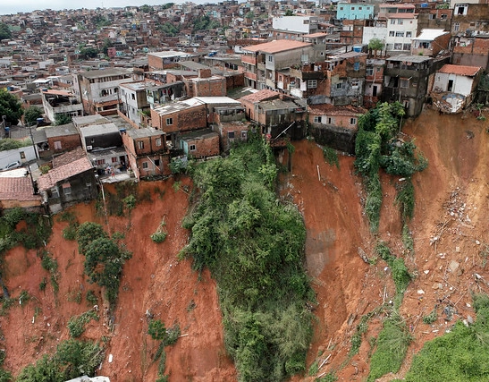 Imóveis afetdos por deslizamento de terra na Saramandaia começam a ser demolidos