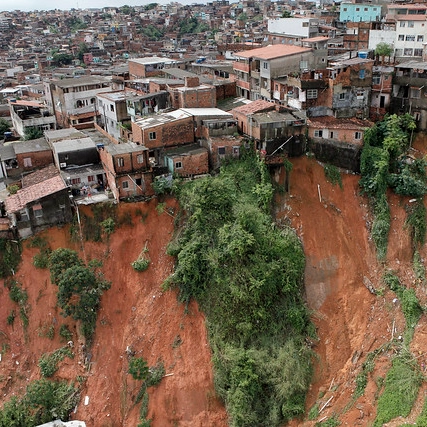 Imóveis afetdos por deslizamento de terra na Saramandaia começam a ser demolidos