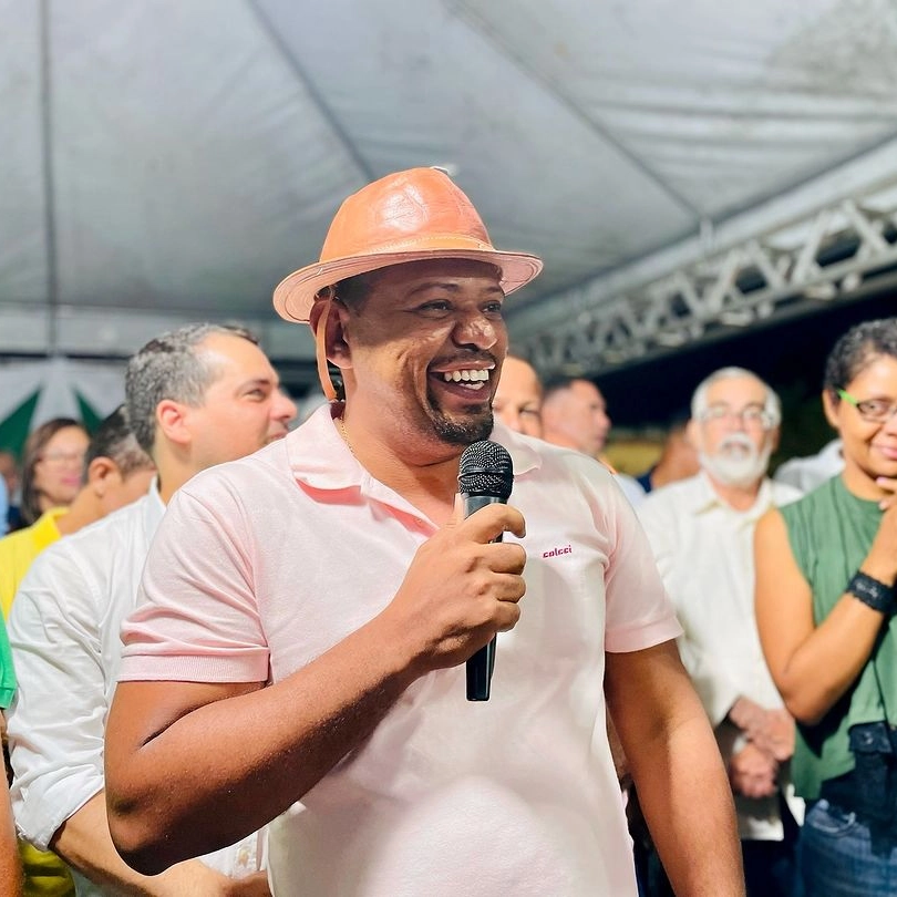 Médico, prefeito baiano faz atendimento em homem que passou mal durante show; assista