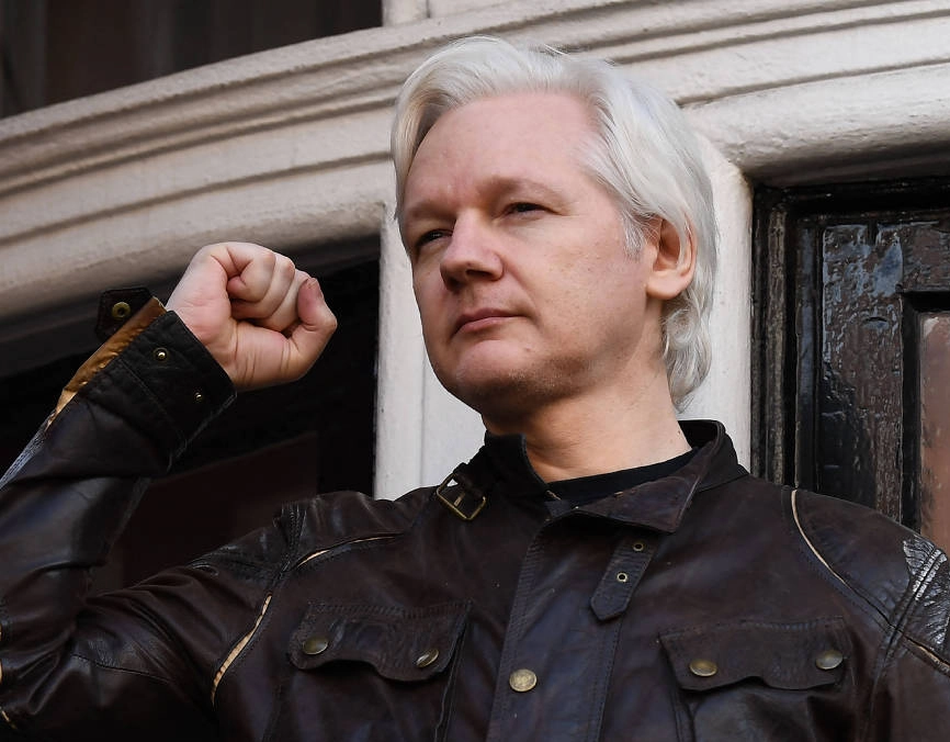 Julian Assange deixa prisão e sai do Reino Unido, diz WikiLeaks