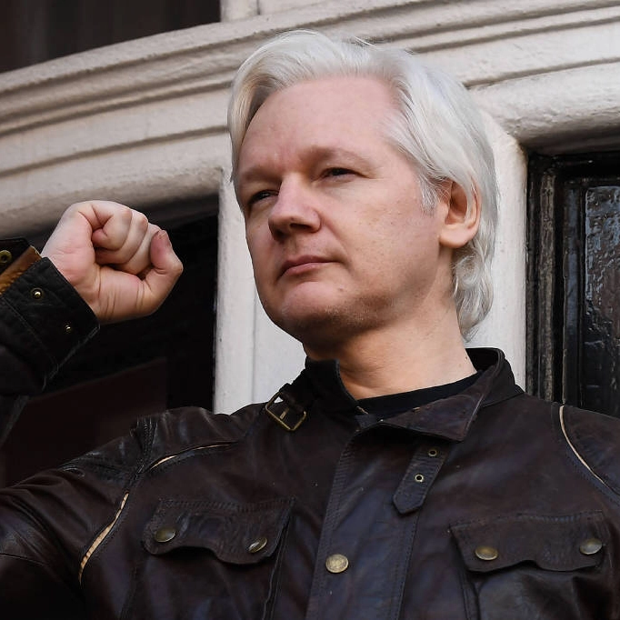 Julian Assange deixa prisão e sai do Reino Unido, diz WikiLeaks