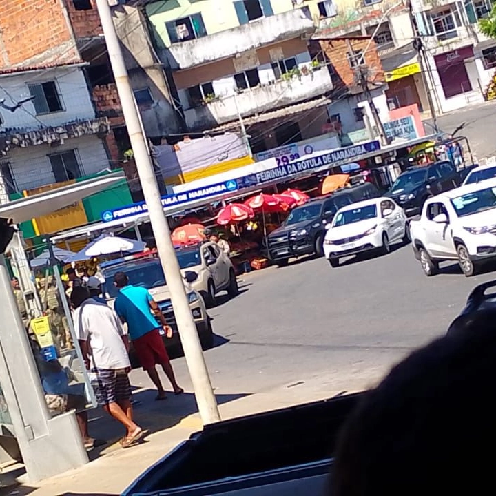 Viatura da PM é atacada por bandidos; dois policiais são baleados e cinco pessoas ficam feridas