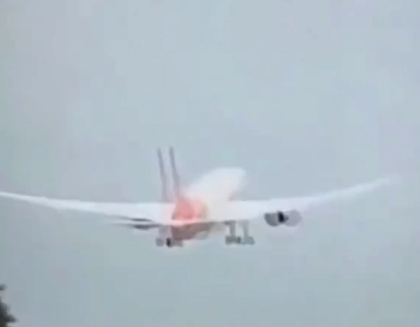 Vídeo mostra queda de avião com 242 vítimas na Índia; 'devastador', diz primeiro-ministro