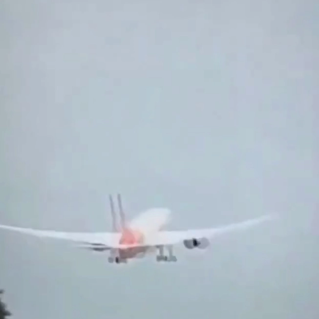 Vídeo mostra queda de avião com 242 vítimas na Índia; 'devastador', diz primeiro-ministro