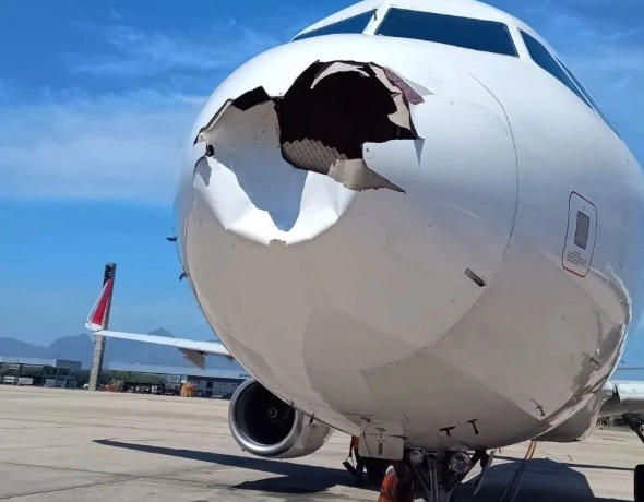 Avião da Latam tem bico destruído após colisão com ave no Rio