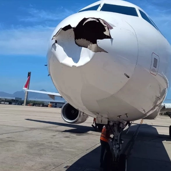 Avião da Latam tem bico destruído após colisão com ave no Rio