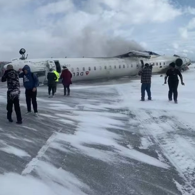 Avião da Delta capota em Toronto durante pouso; pelos menos oito ficaram feridos