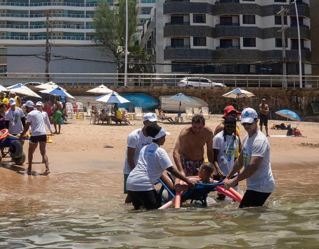 Projeto oferece banho de mar assistido nos finais de semana de fevereiro; veja detalhes