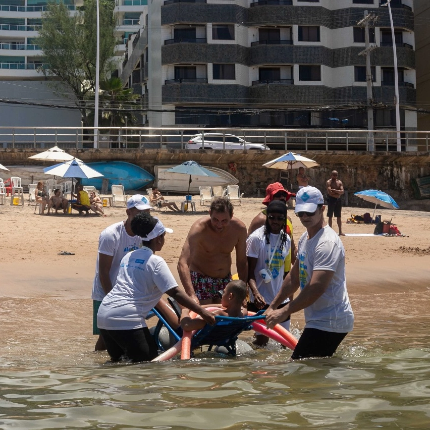 Projeto oferece banho de mar assistido nos finais de semana de fevereiro; veja detalhes