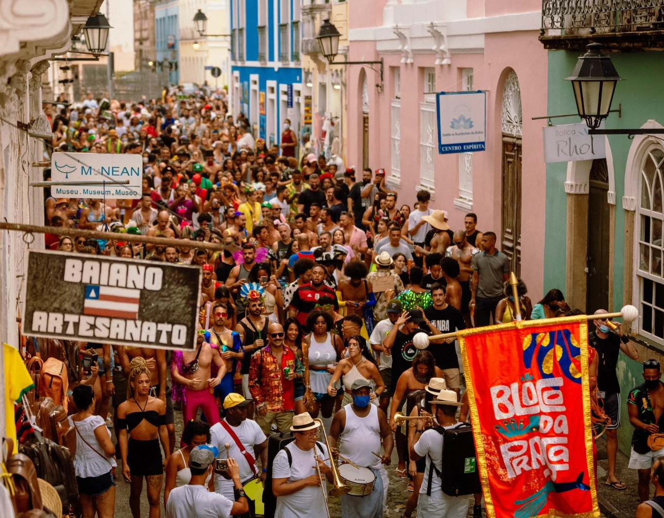 Bloco da Praça promove baile Carnaval Tropical à fantasia neste sábado