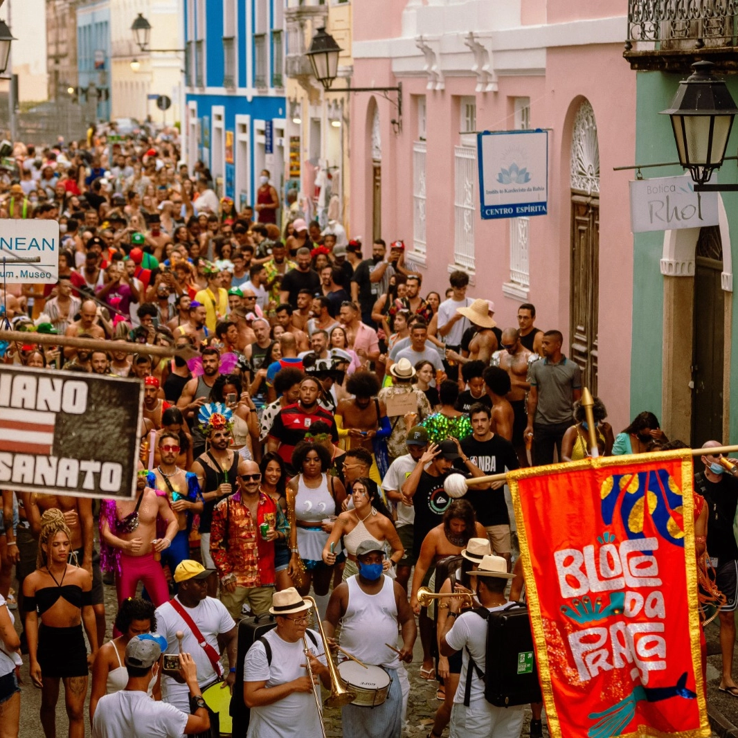 Bloco da Praça promove baile Carnaval Tropical à fantasia neste sábado