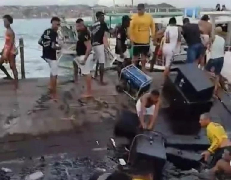 Tragédia na Orla de Salvador: balsa naufraga com banda a bordo