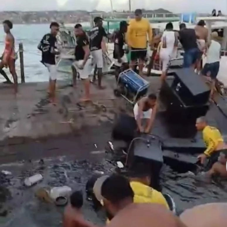 Tragédia na Orla de Salvador: balsa naufraga com banda a bordo