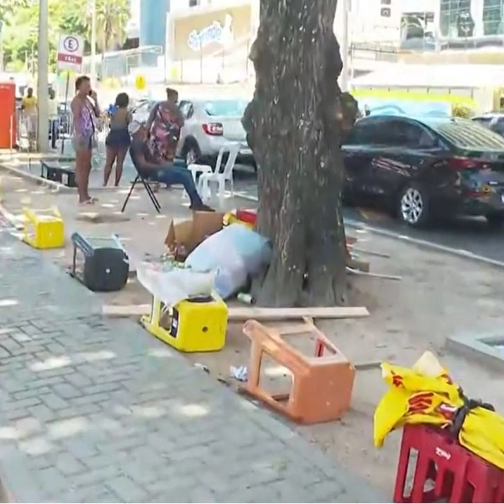 Marcando lugar: ambulantes acampam no circuito do carnaval