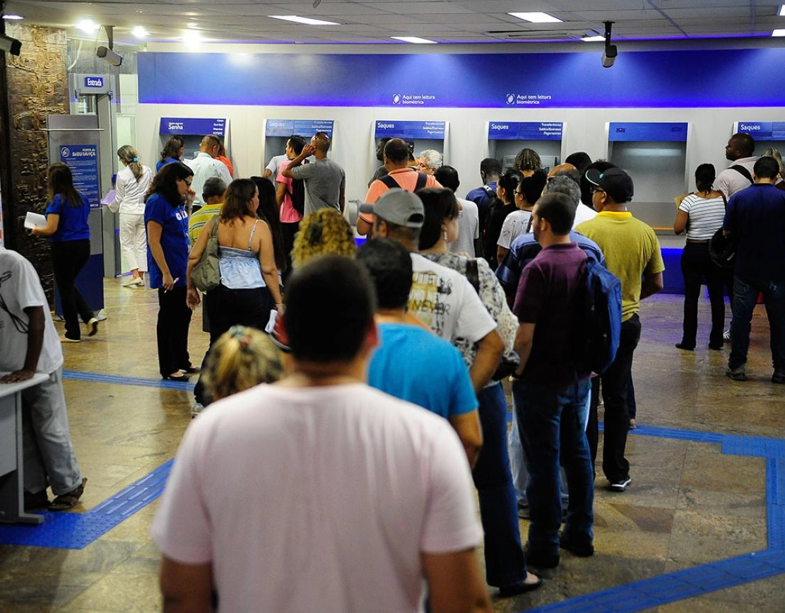 Agências bancárias retomam expediente a partir do meio-dia