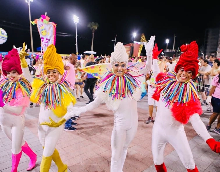 Bandinhas de sopro e percussão fazem a alegria dos foliões em último dia de pré-Carnaval