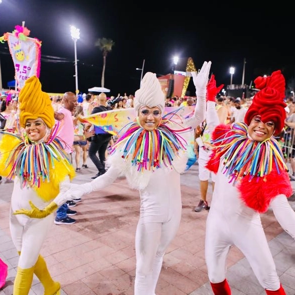 Bandinhas de sopro e percussão fazem a alegria dos foliões em último dia de pré-Carnaval