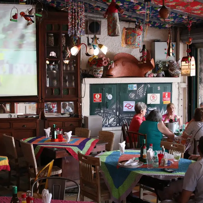 Gratuito, curso capacita trabalhadores de bares e restaurantes para prevenir violência contra a mulher