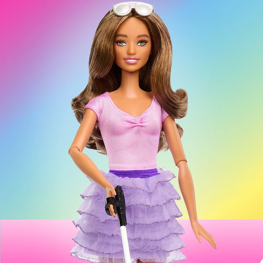 Mattel lança primeira boneca Barbie com deficiência visual; veja