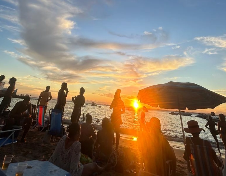 Turista de Aracaju critica Porto da Barra: 'Trepado em cima do outro. Não tem espaço'