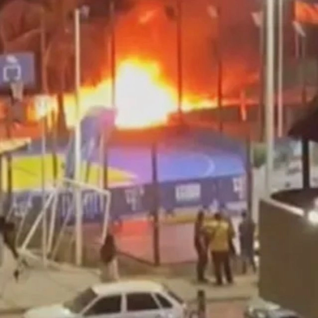 Barraca de praia pega fogo em Itapuã