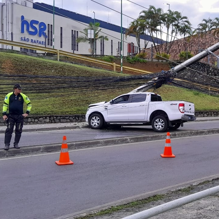 Veículo bate em dois postes em São Rafael e afeta trânsito na região