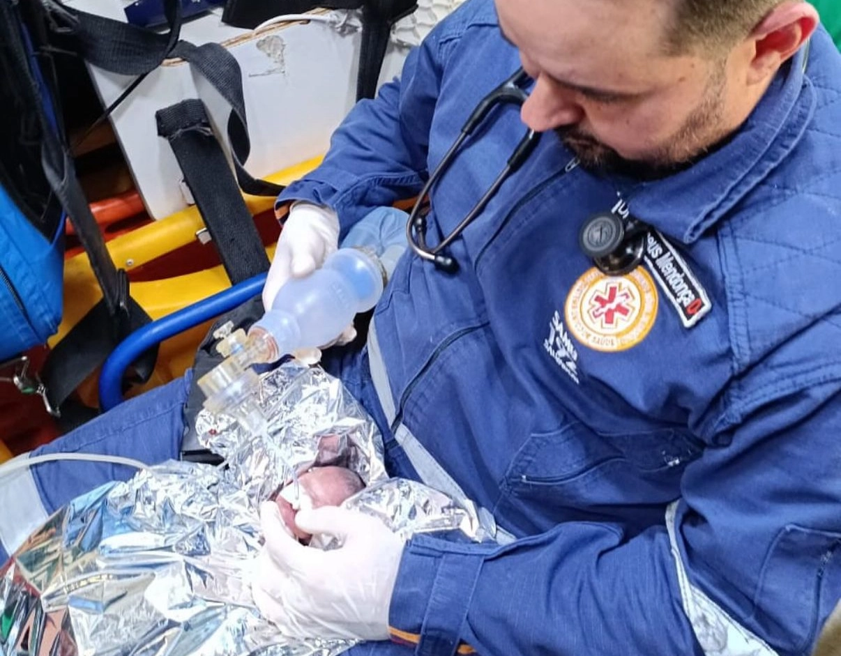 Atendimento rápido do SAMU salva vida de bebê prematuro nascido com menos de 1 kg