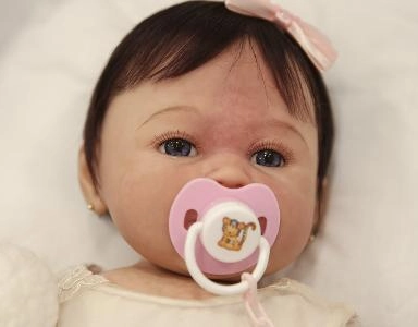 Funcionária pede indenização por danos morais após empresa negar licença-maternidade para boneca reborn