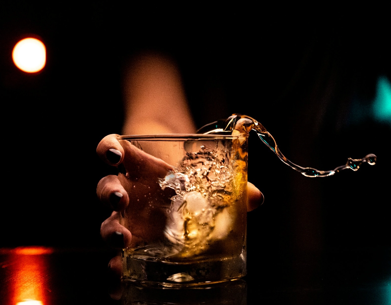 Lei que aumenta pena para quem vender bebida alcoólica a menores de idade é sancionada